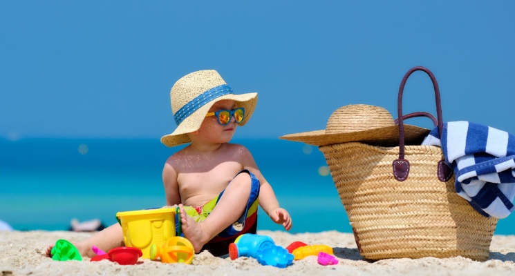 kid enjoying dubai summer on beach