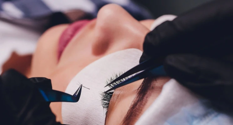 Lash Lifts vs. Eyelash Extensions in Dubai