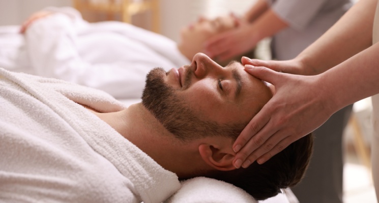 What to Expect in a Couples Massage at Home